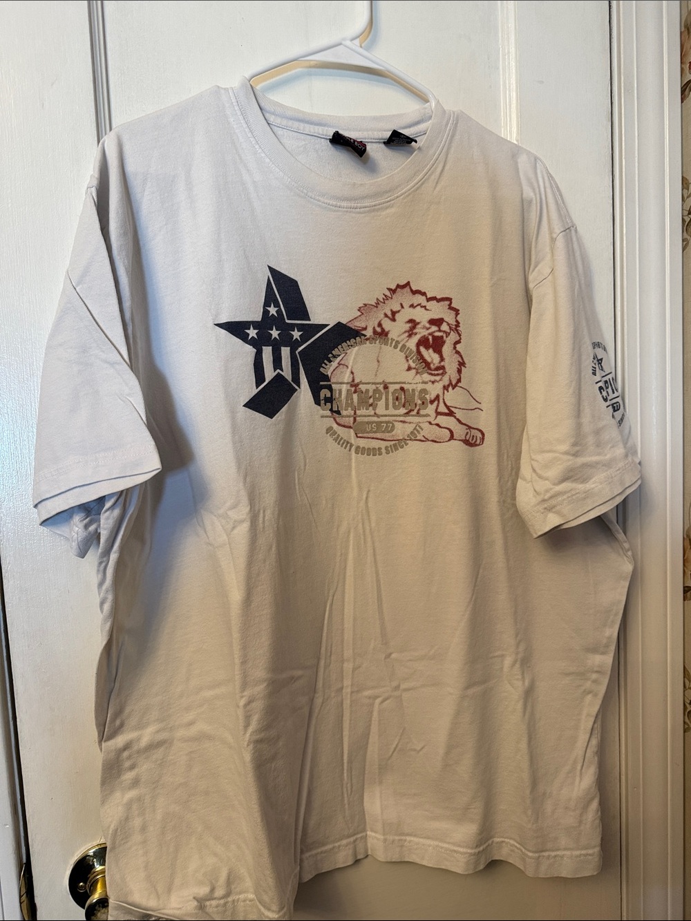 🦁 Men’s White Short-Sleeve Tee with Navy Star & Maroon Lion Graphic Sz XL